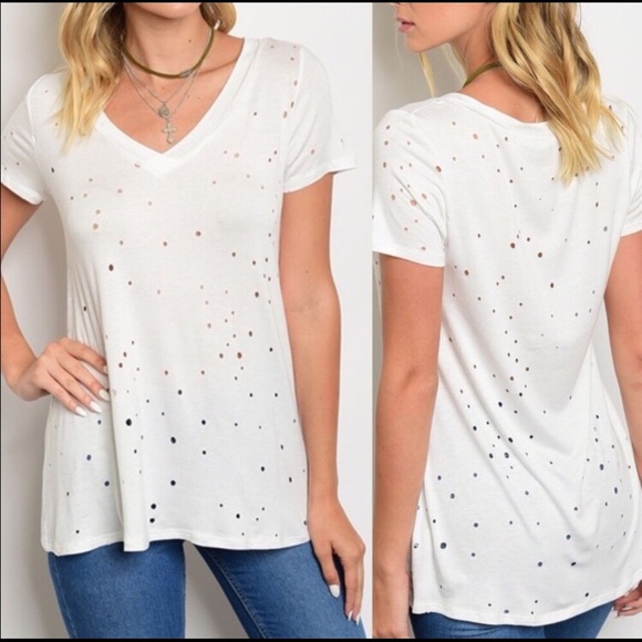 Adorable white check tee with holes - Picture 1 of 1